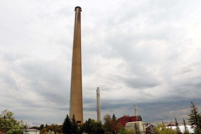 La démolition lente de la superstack de Sudbury continue