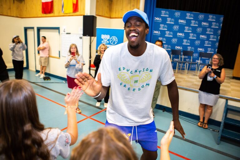 L'ancien Raptor Pascal Siakam reçoit un diplôme honorifique de l'Université du Nouveau-Brunswick