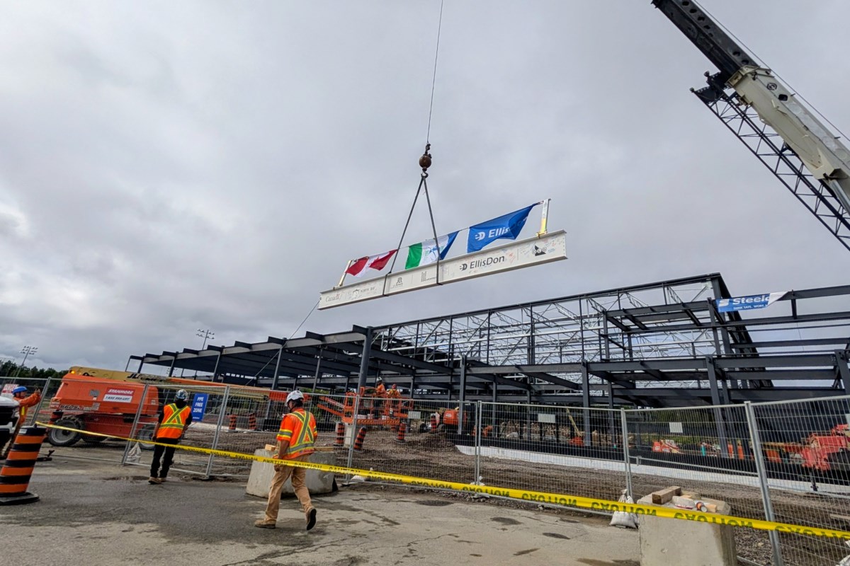 Le cadrage en acier approche de la fin du centre de loisirs de North Bay
