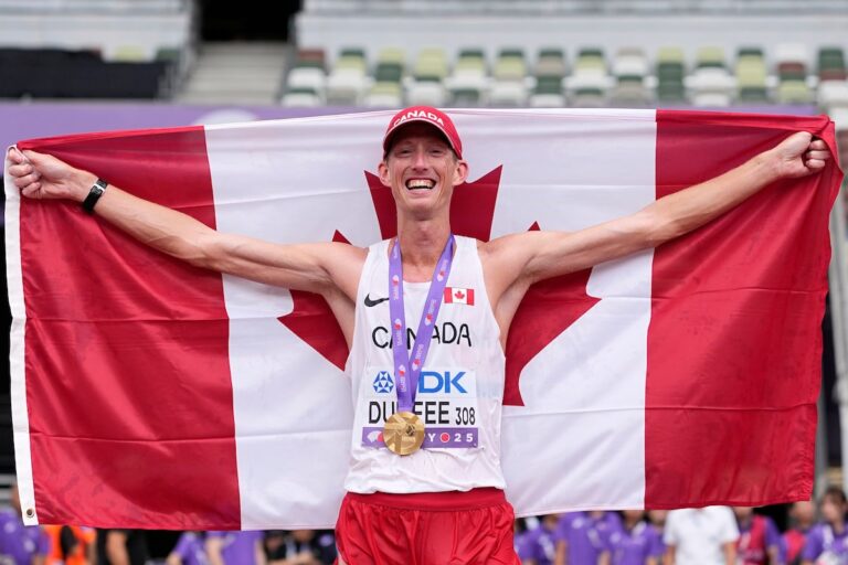 Le champion canadien du monde de la course à la course Evan Dunfee hors de l'événement masculin 20K avec blessure
