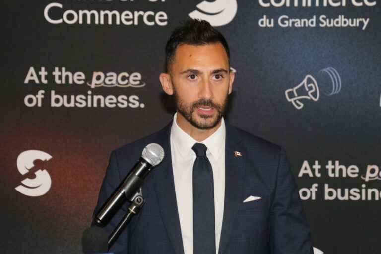 Le ministre des Mines dit aux approbations plus rapides de la foule de Sudbury pour les nouvelles mines