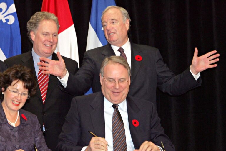 Le monde politique rend hommage à la fonction publique de Hockey Great Ken Dryden