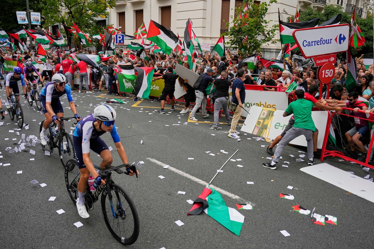 L'équipe de cyclisme Israël Premier Tech a exclu de la course en Italie pour des problèmes de sécurité