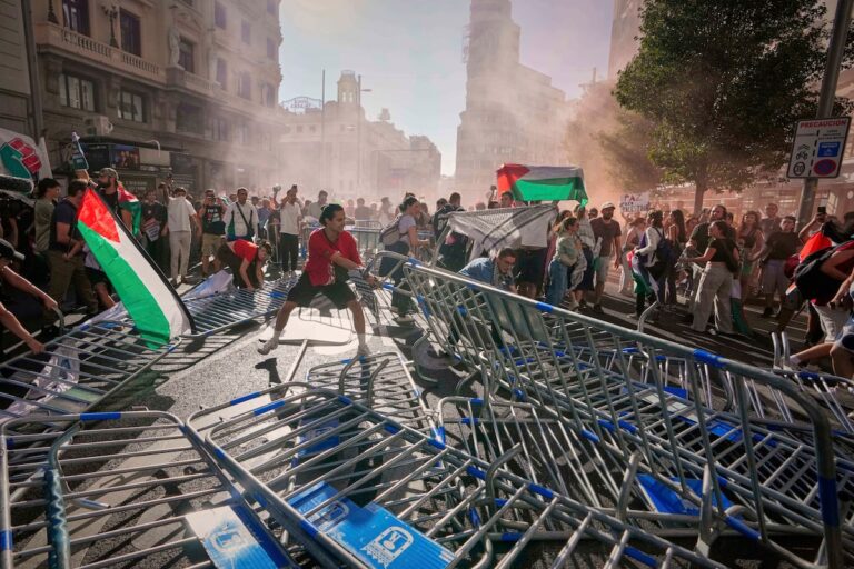 Les PM espagnols appellent Israël à être interdit d'événements sportifs après que les protestations anti-israéliennes perturbent l'espagnol Vuelta