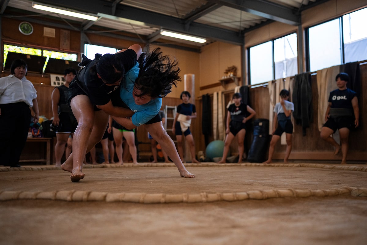 Les lutteurs de sumo femelles du Japon, interdites des meilleurs niveaux du sport, appuyez sur d'autres manières