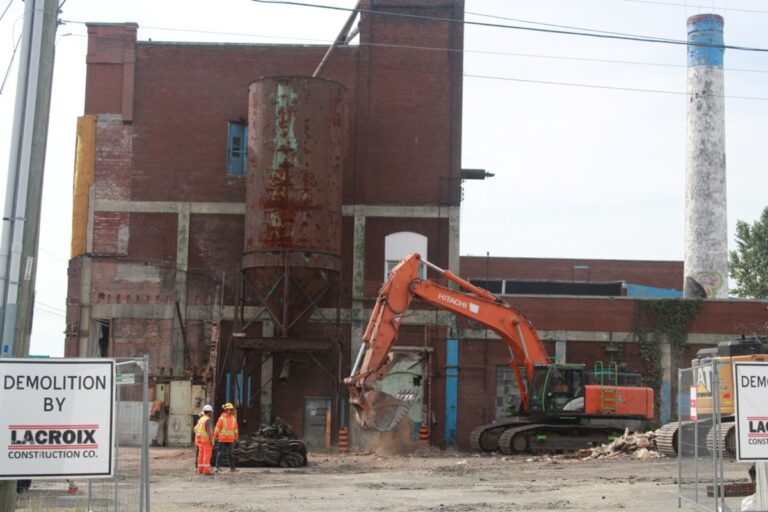 Les petits bâtiments sur le site des brasseries du nord de Sudbury baissent