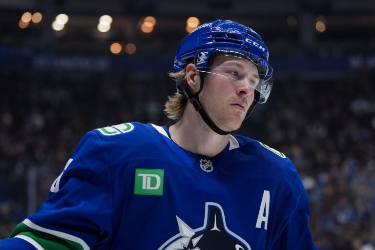 Les questions se tiennent sur les sept équipes canadiennes de la LNH alors que les camps d'entraînement commencent