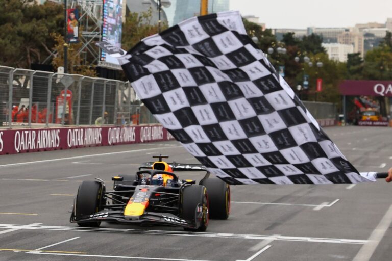 Max Verstappen remporte le Grand Prix de l'Azerbaïdjan alors qu'Oscar Piastri se précipite