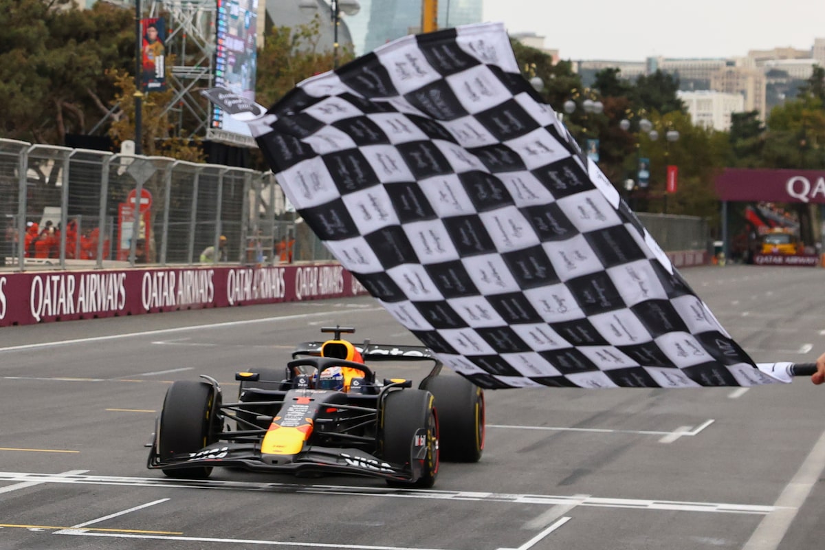 Max Verstappen remporte le Grand Prix de l'Azerbaïdjan alors qu'Oscar Piastri se précipite