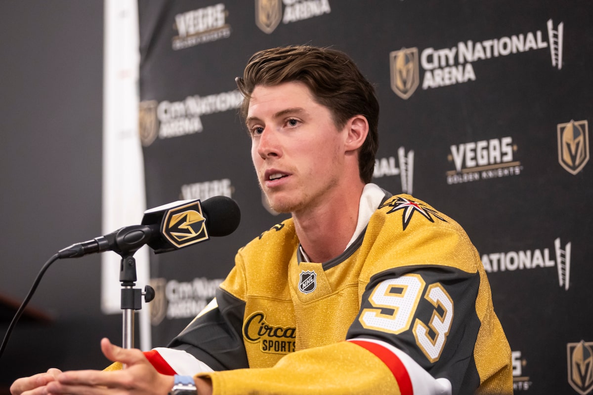 Mitch Marner frappe la glace sous le nom de Golden Knights Open Training Camp avec la Coupe Stanley à l'esprit