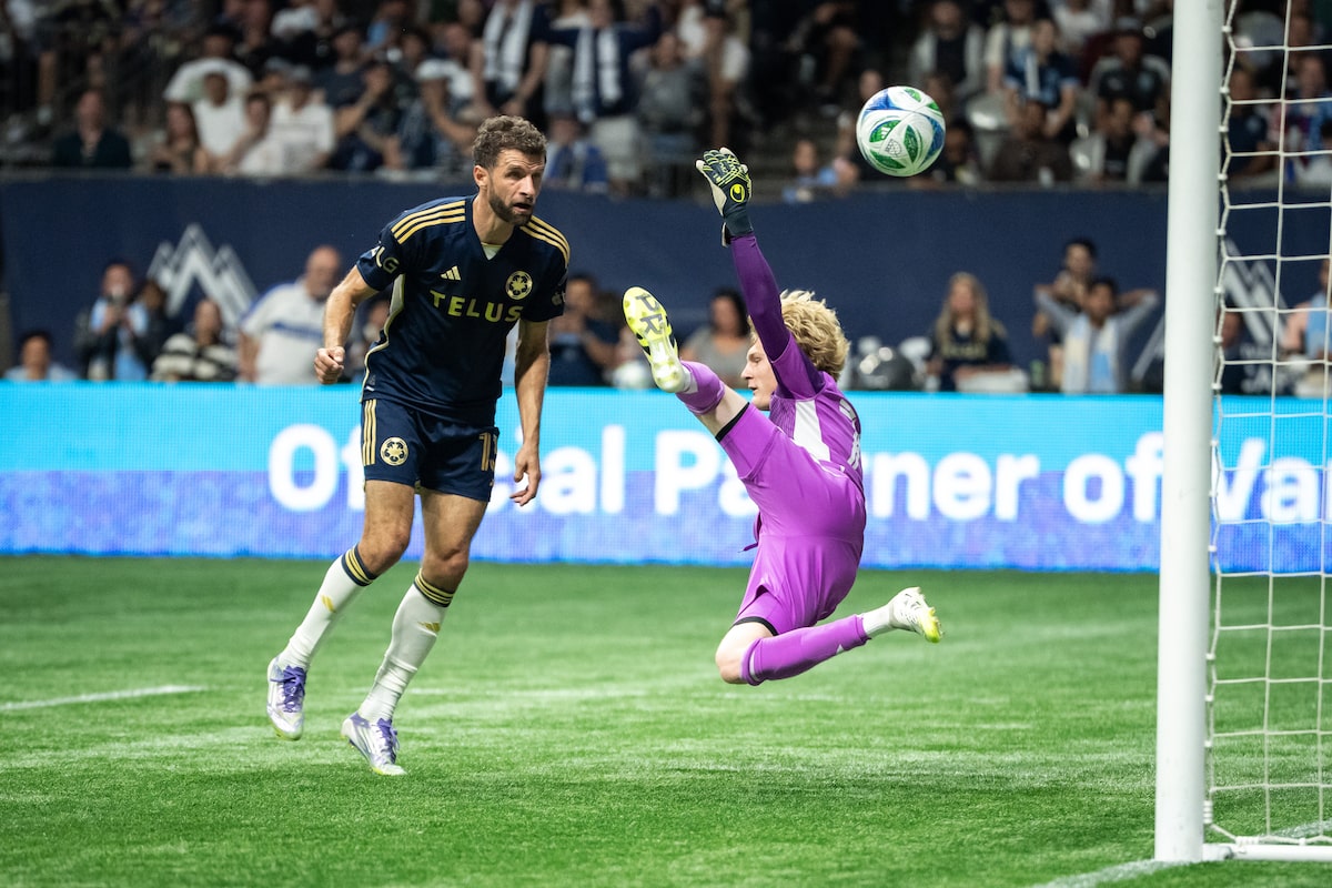 Muller marque un truc de chapeau alors que les Whitecaps décrochent les séries éliminatoires avec une déroute 7-0 d'union