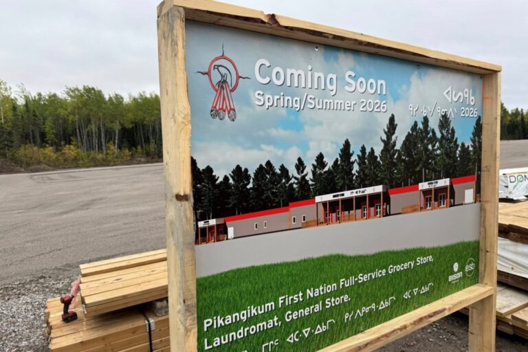 Nouvelle épicerie, motel et dîner venant à Pikangikum Première nation