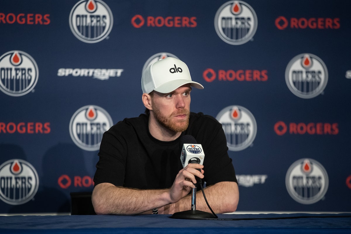 Oilers GM Stan Bowman attend toujours Connor McDavid pendant l'ouverture du camp