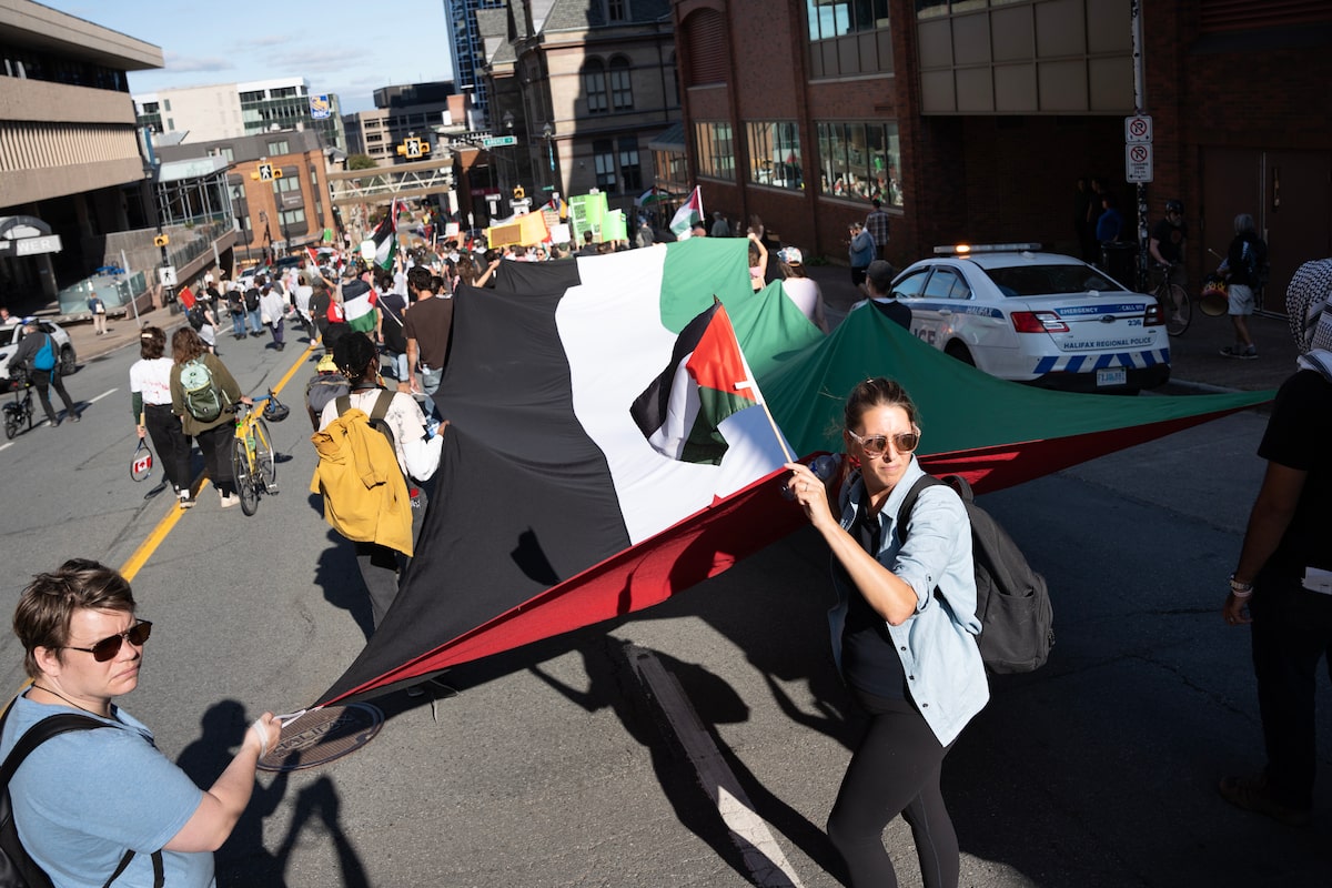 Protestes à l'extérieur, silence à l'intérieur alors que le Canada fait face à Israël pendant la cravate de tennis de la Coupe Davis