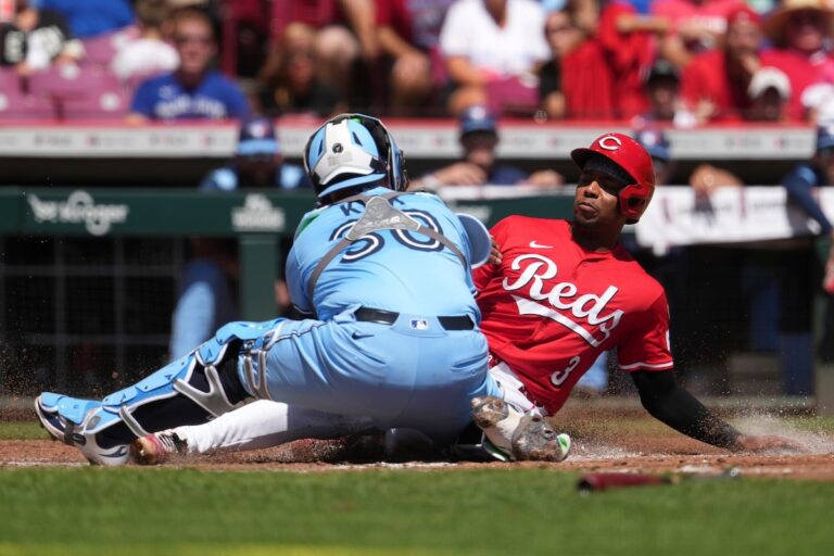 Reds Mount neuvième manche revient aux meilleurs Jays en ouvre de série