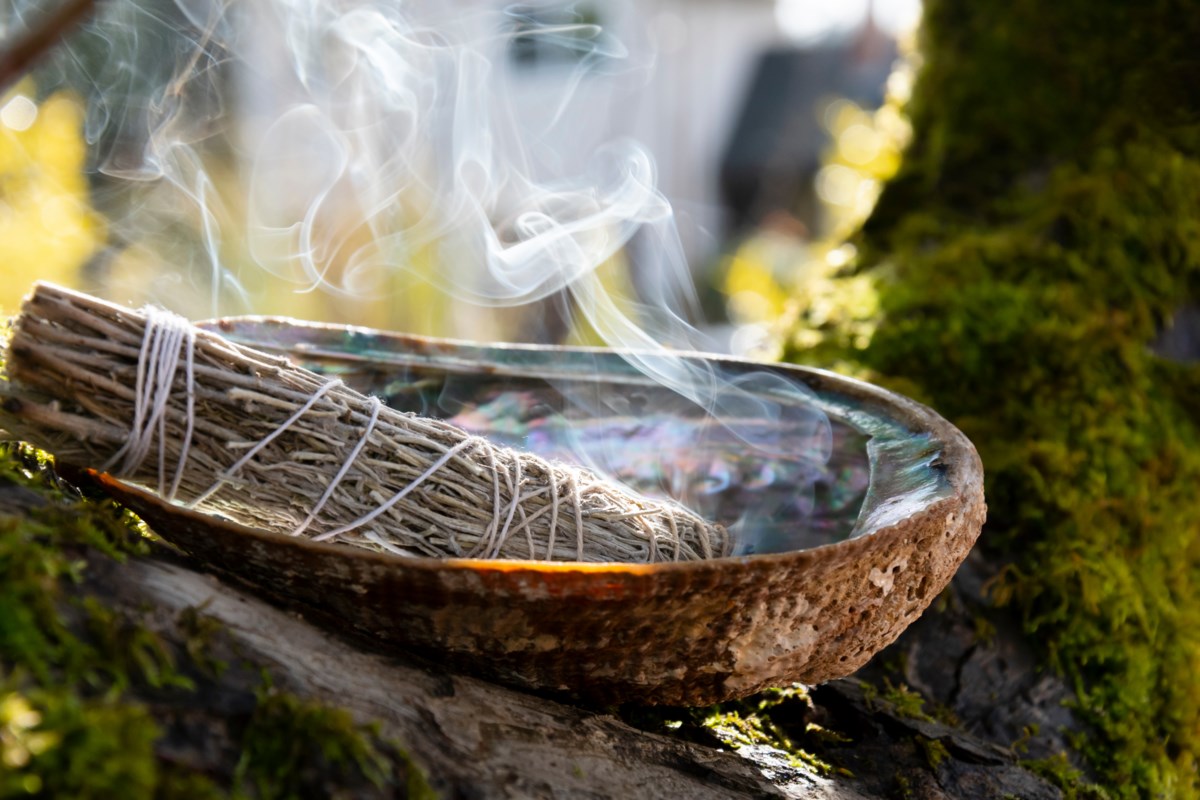 Smudging, compétences et échafaudages: succès indigène au travail