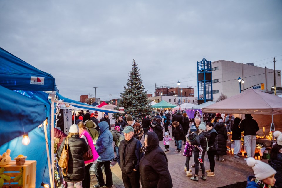 2024-north-bay-extérieur-marché-d'hiver-photo de foule