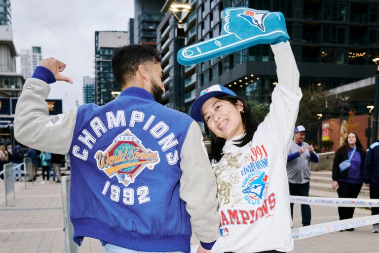 Les meilleures tenues de fans des Blue Jays du premier match des World Series