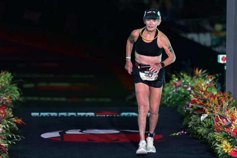 À 80 ans, elle devient la femme la plus âgée à terminer le Championnat du monde Ironman