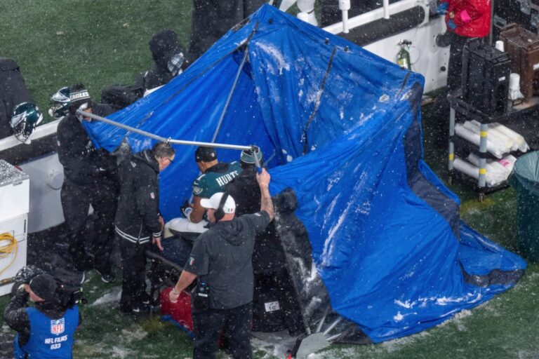 À l'intérieur de la tente médicale bleue de la NFL sur le terrain