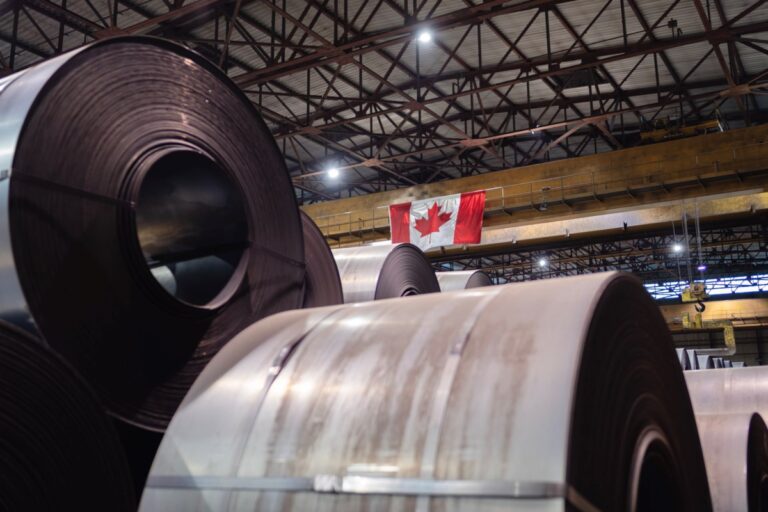 Algoma Steel Braces pour les licenciements, perte trimestrielle jusqu'à 90 millions de dollars