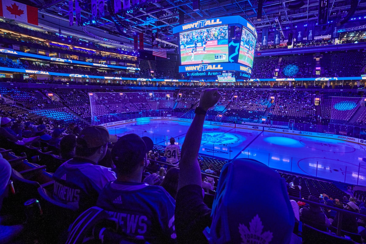 Après la défaite des Maple Leafs, les partisans restent pour regarder le match des Jays au Scotiabank Arena
