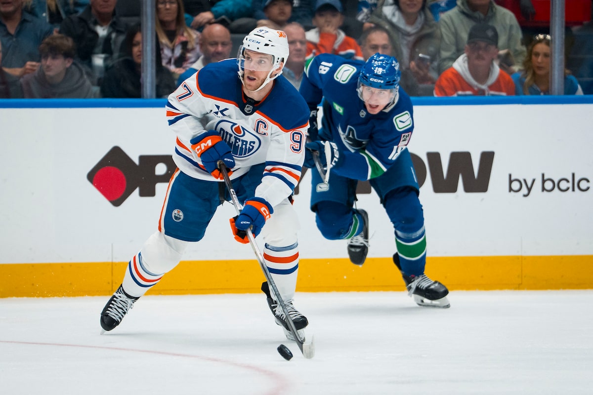Connor McDavid reste à Edmonton pour l'instant, et met la pression sur les Oilers