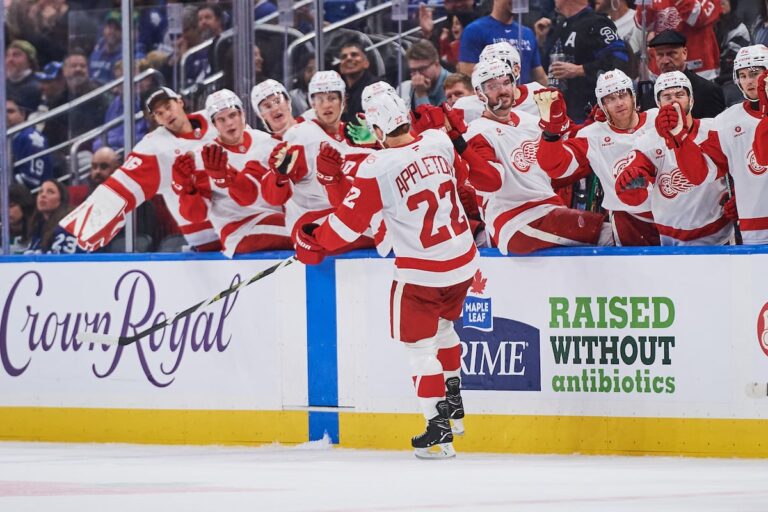Cowan se montre bien lors des débuts des Leafs en saison régulière