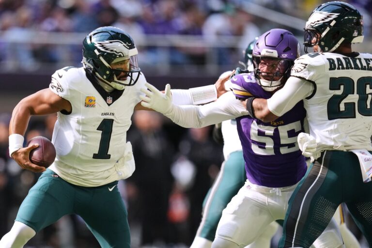 Eagles' Hurts prouve qu'il est un excellent passeur lors d'une performance spectaculaire contre les Vikings