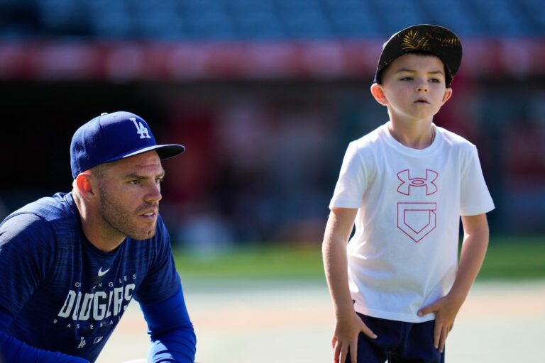 En retard pour le troisième match, Charlie Freeman a raté le circuit de papa Freddie dans les World Series