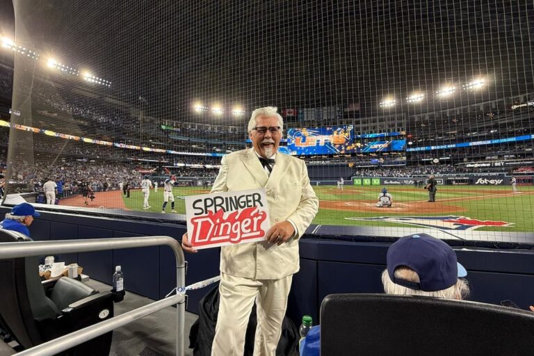 Était-ce le colonel Sanders derrière le marbre lors du match des Blue Jays ?