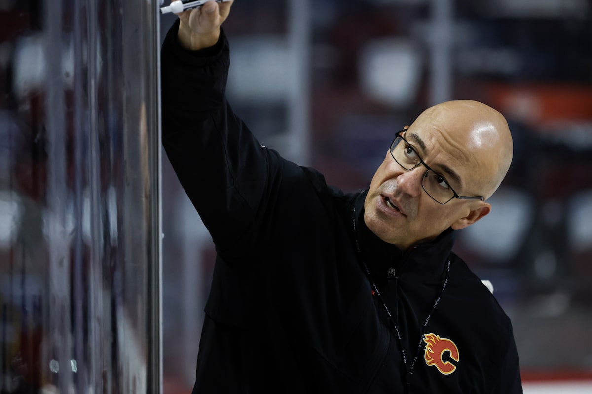 Flames étend l'entraîneur-chef Ryan Huska pendant deux saisons