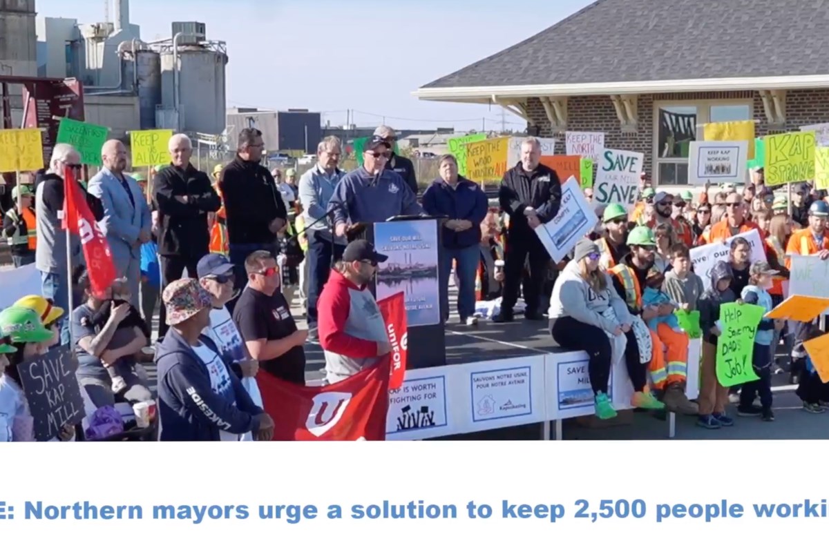 `` Kapuskasing Strong '': Des centaines se rassemblent pour sauver le papier
