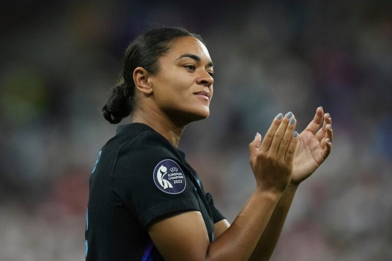 La footballeuse anglaise Jess Carter refuse de laisser les abus en ligne la faire taire
