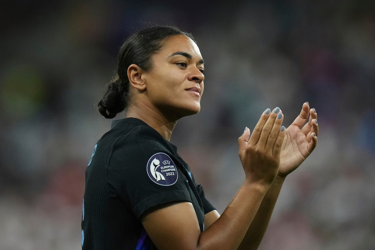 La footballeuse anglaise Jess Carter refuse de laisser les abus en ligne la faire taire