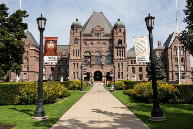 La province promet 12 milliards de dollars d'aide aux petites entreprises de l'Ontario