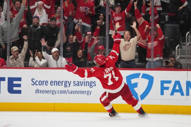 Larkin et Finne marquent chacun deux fois, soulevant les Red Wings devant les Oilers