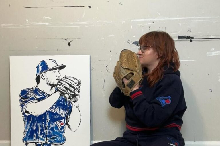 L'artiste utilise des battes et des balles de baseball pour créer des peintures de joueurs des Blue Jays