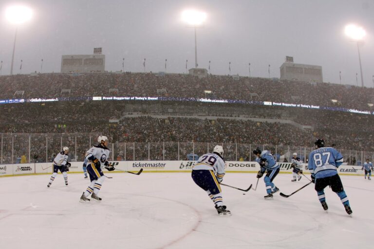 Le commissaire de la LNH, Gary Bettman, dit qu'il y a de fortes chances que la Classique hivernale revienne dans la région de Buffalo en 2028