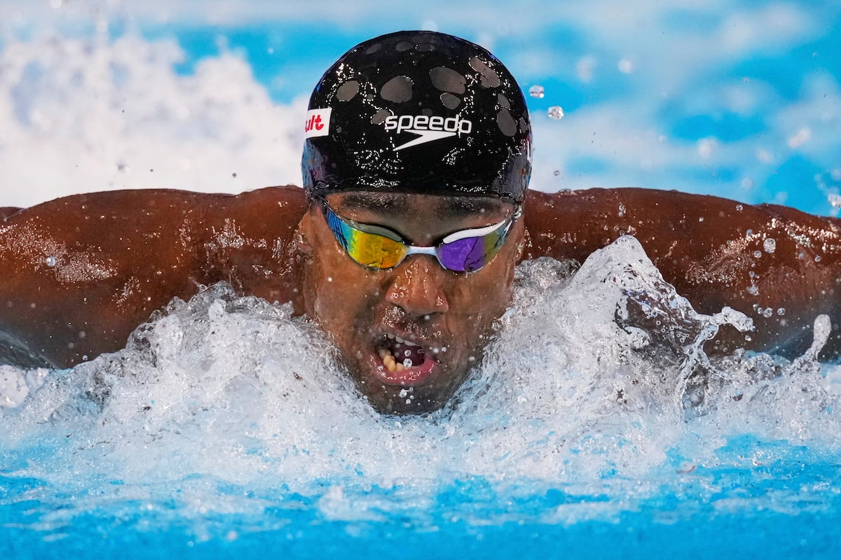 Le nageur canadien Josh Liendo établit le record du monde en petit bassin au 100 mètres papillon