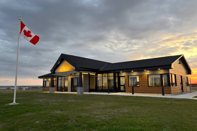Le nouveau terminal de l'aéroport s'ouvre officiellement à Gore Bay