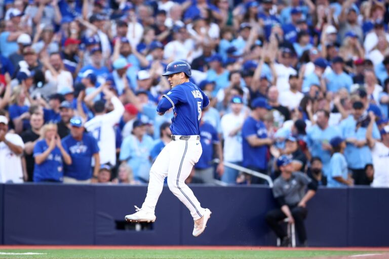 Les Blue Jays, pleins de fanfaronnade, ont les Yankees au bord