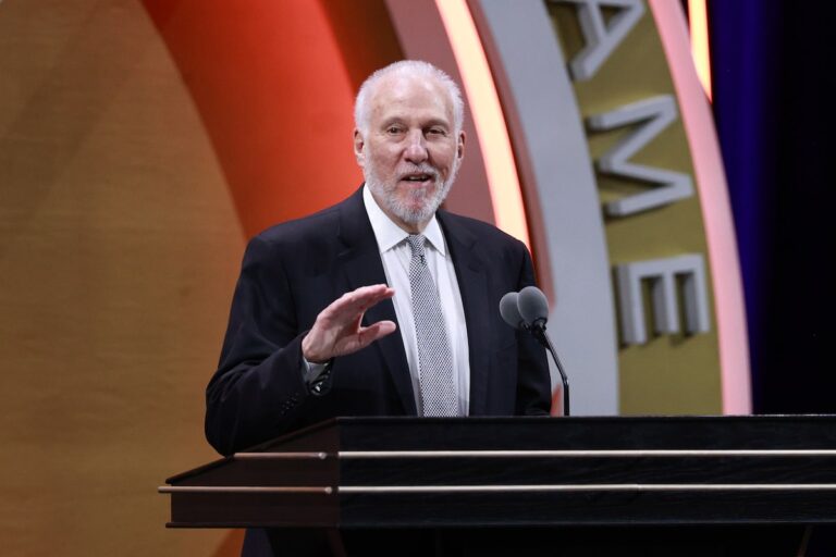 Les Spurs dévoilent la bannière de Gregg Popovich, célébrant ses 1 390 victoires et cinq titres NBA