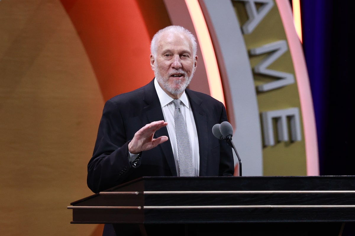 Les Spurs dévoilent la bannière de Gregg Popovich, célébrant ses 1 390 victoires et cinq titres NBA