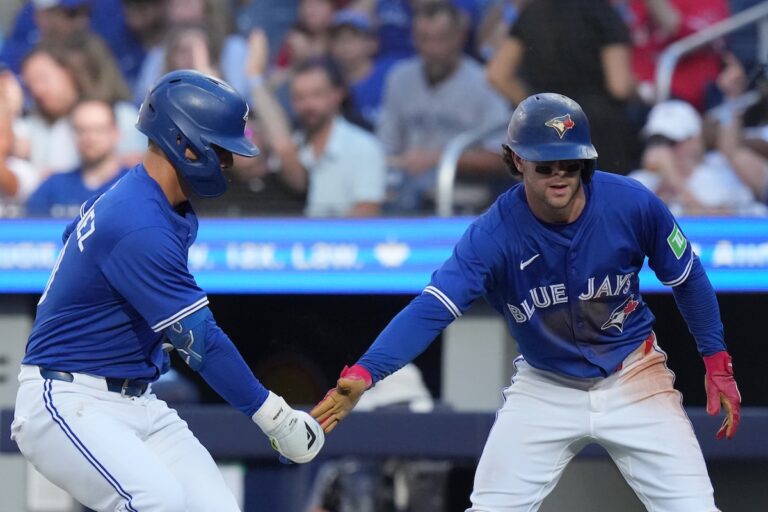 Les anciens Guardians de Cleveland ont apporté leur lien au club-house des Jays