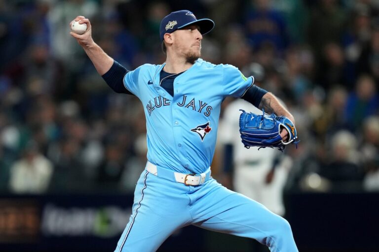 Les battes des Blue Jays restent chaudes alors qu'ils égalisent l'ALCS avec une victoire de 8-2 contre les Mariners