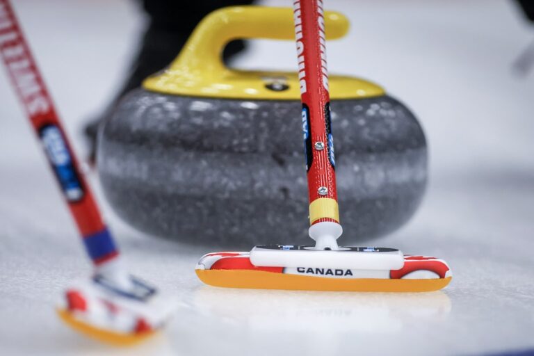 Les équipes canadiennes de curling entament leur quête de places olympiques pour 2026 lors des pré-essais