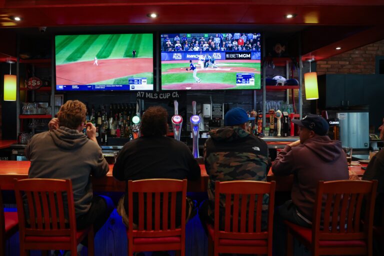 Les fans et les revendeurs des Blue Jays se précipitent pour obtenir des billets alors que le pandémonium des World Series envahit le Canada