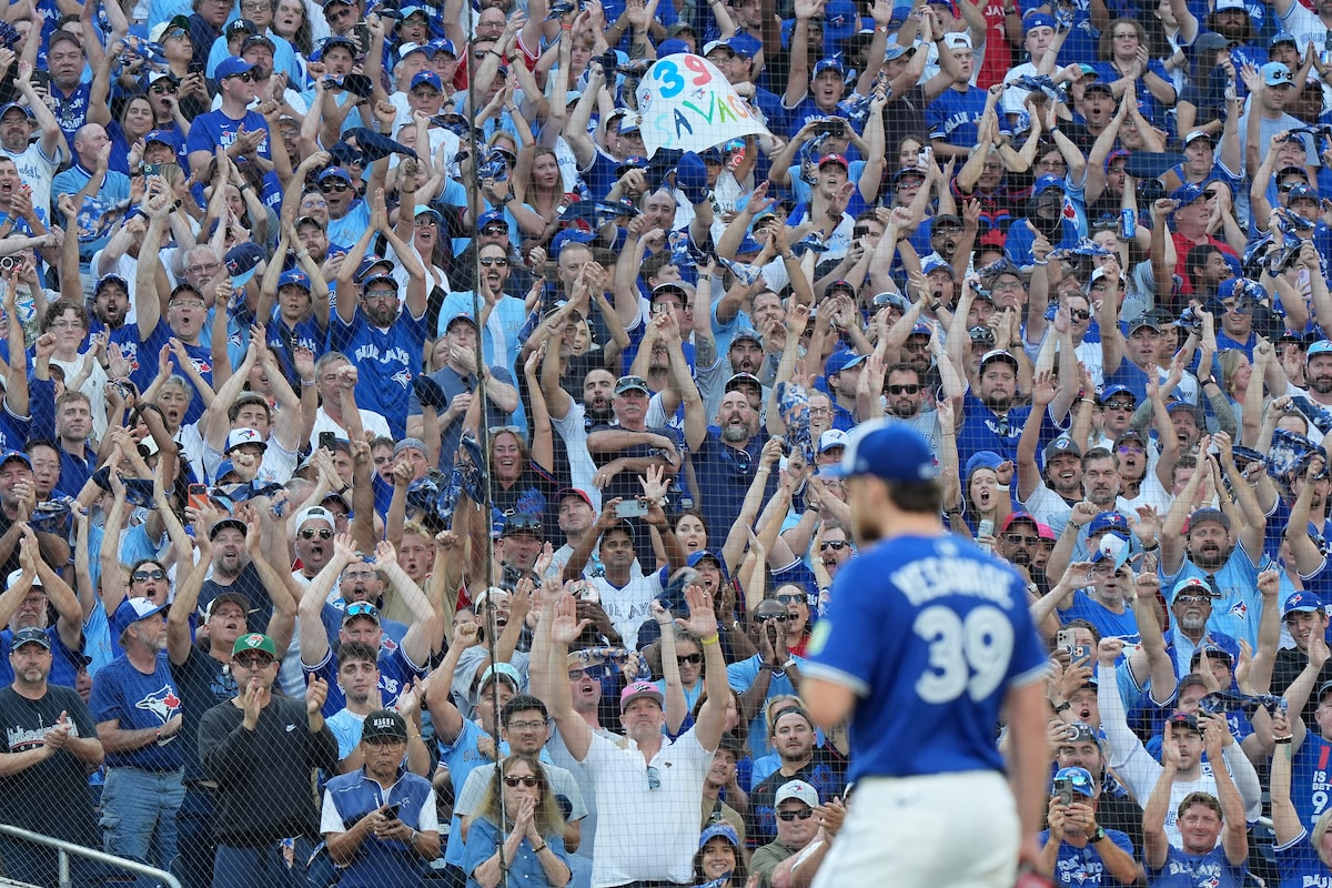 Les fans sont descendus dans les rues de Toronto après que les Blue Jays ont obtenu leur billet pour l'ALCS