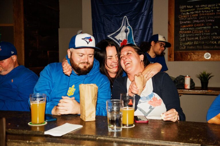 Les séries éliminatoires des Blue Jays stimulent les ventes des entreprises locales, donnant aux propriétaires encore plus de raisons de se réjouir